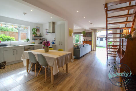 Kitchen dining &amp; family room beyond