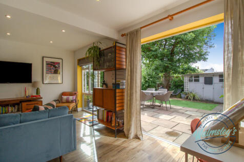Bi-folding doors &amp; private rear gardens