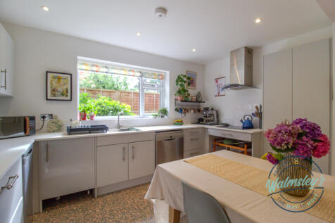 Semi open plan kitchen dining area