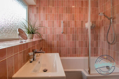 1st floor bathroom detail