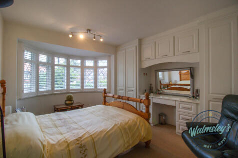 Double bedroom to frontage