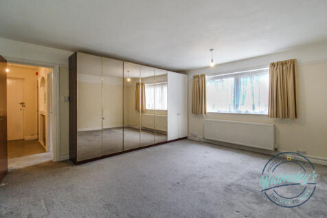 Substantial main bedroom