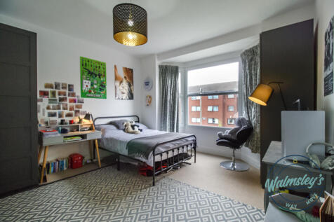 Double bedroom to front aspect