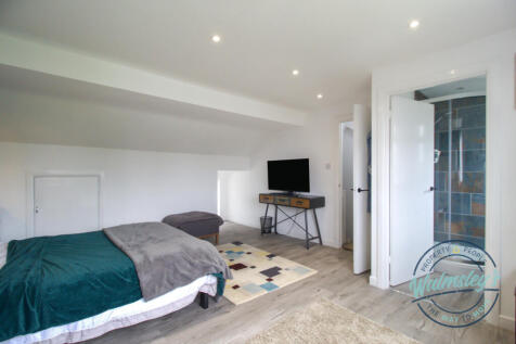 Loft bedroom with ensuite &amp; practical eave storage