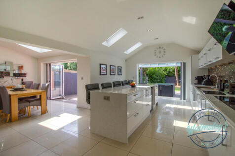 South facing kitchen dining &amp; family room