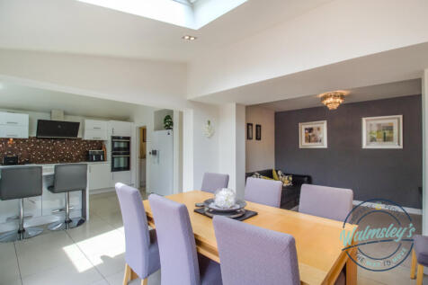 Family, dining &amp; open plan kitchen