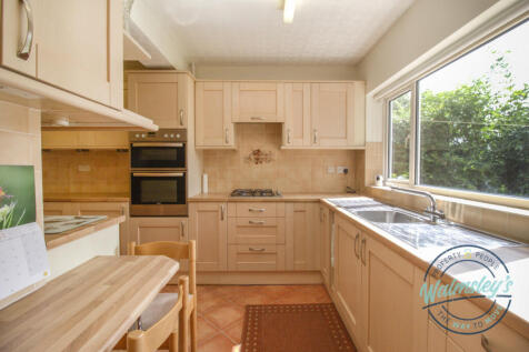 Kitchen with breakfast bar