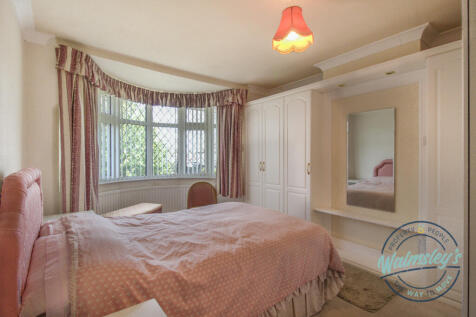 Double bedroom to front