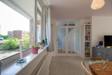 Bright frontage &amp; entrance hallway