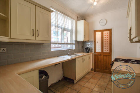 Spacious fitted kitchen