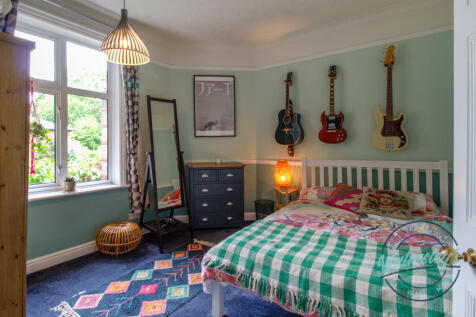 Middle double bedroom