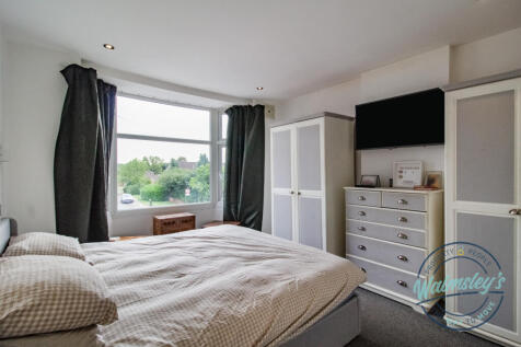 Double bedroom to frontage