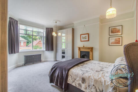 Double bedroom to front aspect