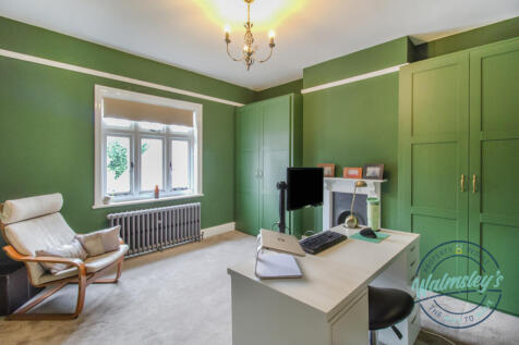 Double bedroom to rear aspect