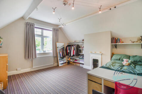 Double bedroom to top floor