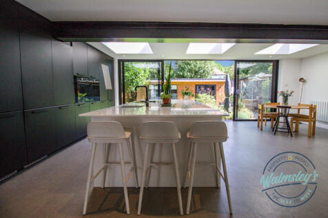 Breakfast bar &amp; dining