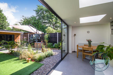 Sliding doors to gardens
