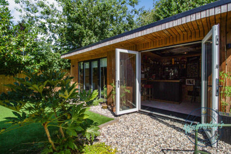 Cabin with home bar &amp; separate office