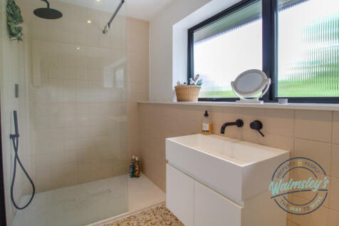 Walk in shower cubicle