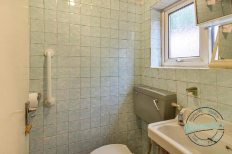 Bathroom with bath &amp; three piece suite
