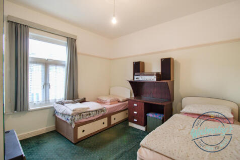 Double bedroom to frontage