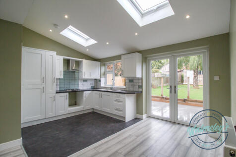 Kitchen dining with French doors to gardens