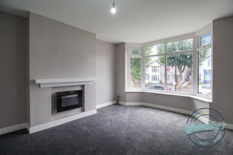 Front sitting room with wide bay