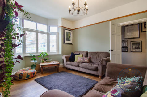 Front sitting room towards hallway