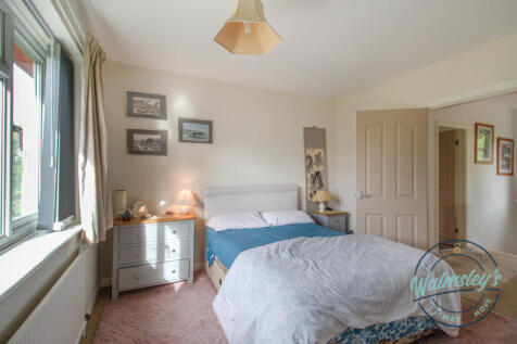 Double bedroom to frontage