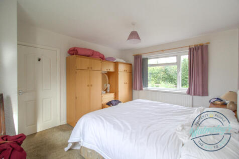 Dual aspect main bedroom