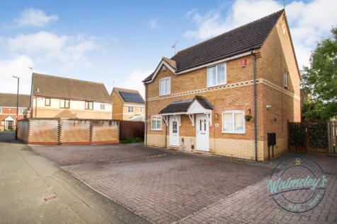Side angle showing driveway &amp; rear gate