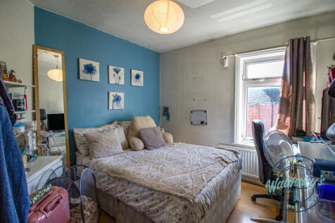 Double bedroom to front
