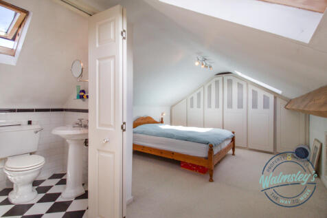 Ensuite bathroom &amp; storage within loft bedroom off