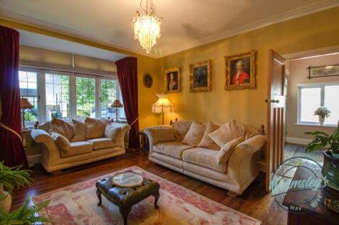 Sitting room with door to hallway