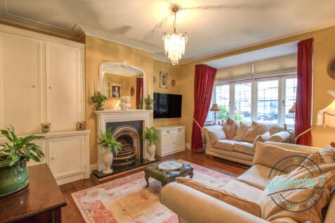 Sitting room with bay