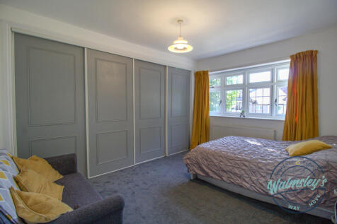 Double bedroom to frontage