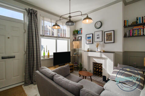 Front sitting room detail