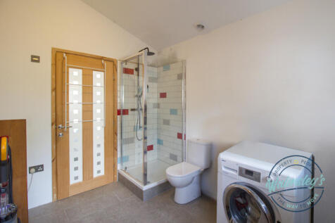 Utility Ensuite Shower room with patio door to gar