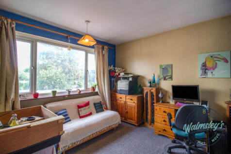 Double bedroom overlooking gardens