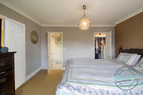 Dressing room & ensuite to main bedroom