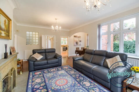Sitting room towards hallway & kitchen