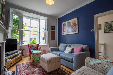 Sitting room towards hallway