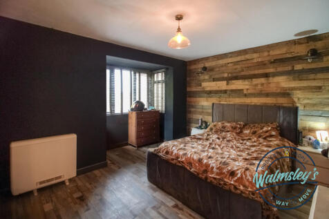 Dopuble bedroom with square bay area