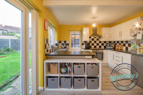 Kitchen with breakfast bar