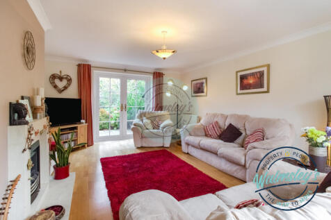 Dual aspect sitting room_