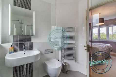 Ensuite shower room towards bedroom