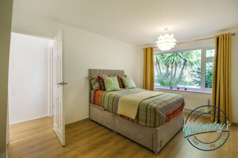 Double bedroom to frontage