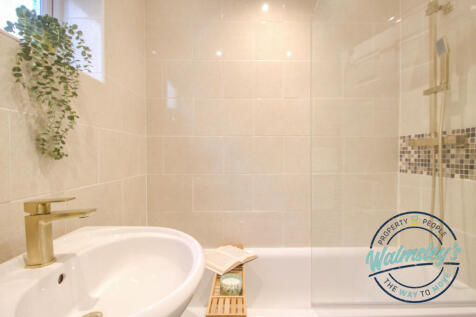 Bathroom detail & mains shower