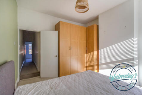 Double bedroom to frontage