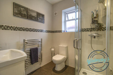 Spacious shower room